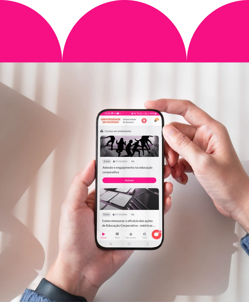 celular com a universidade corporativa da empresa em tela