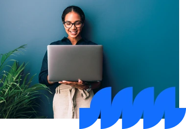 mulher de gestão de T&D com computador