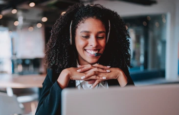 mulher em atendimento Mobiliza no computador