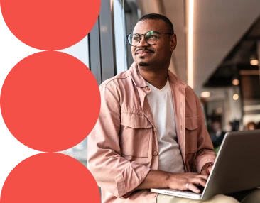 homem com computador e recursos da Mobiliza LMS