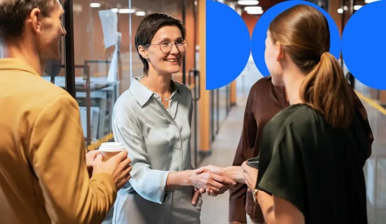 Onboarding de funcionários: colaboradora sendo recebida pela equipe