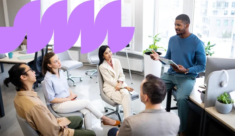 Equipe reunida em treinamento corporativo sobre treinamentos obrigatórios